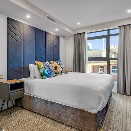 Ξενοδοχείο με διαμερίσματα Roomzzz 4*