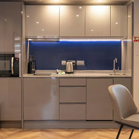 Ξενοδοχείο με διαμερίσματα Roomzzz 4*