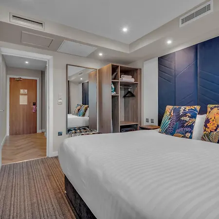 Roomzzz Aparthotel 4*