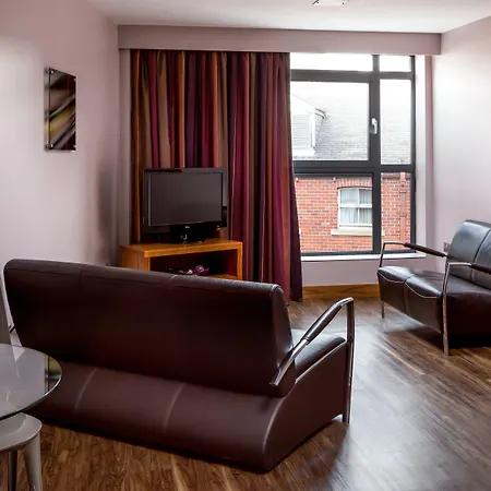 Ξενοδοχείο με διαμερίσματα Roomzzz 4*