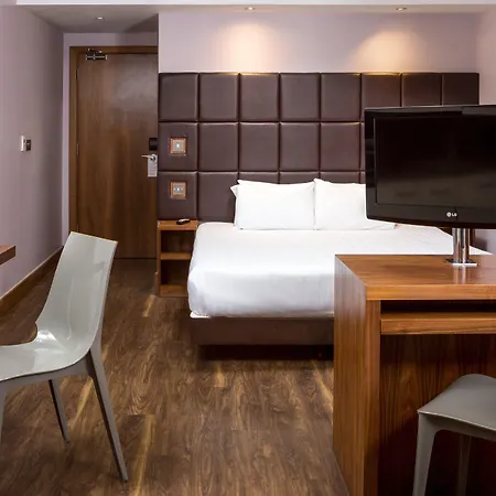 Roomzzz Aparthotel 4*
