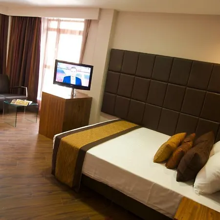 Roomzzz Aparthotel