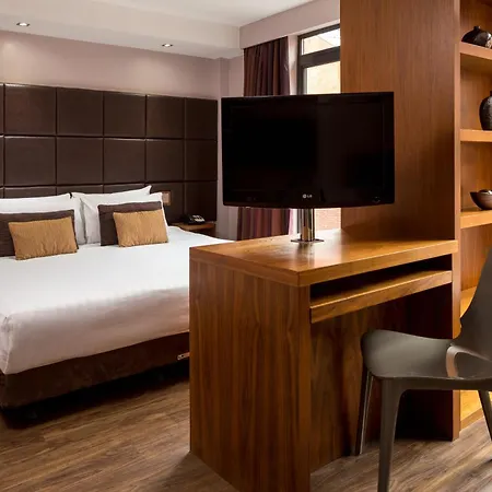 Roomzzz Aparthotel 4*