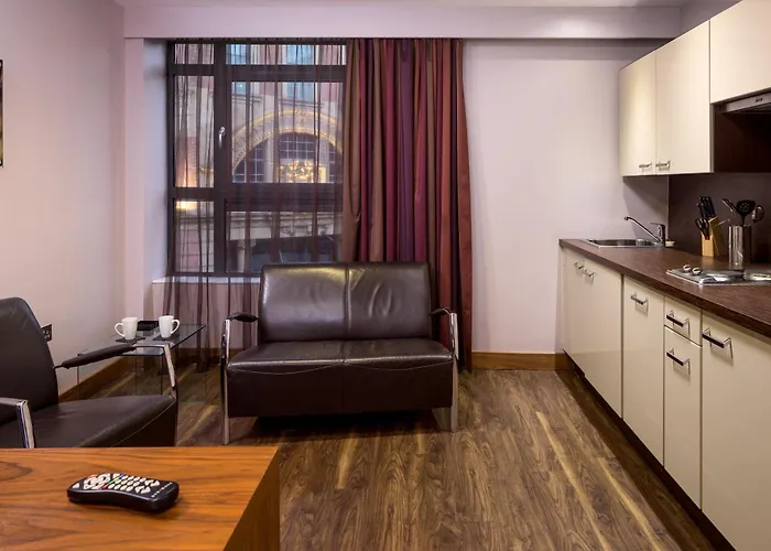 Roomzzz Aparthotel 4*