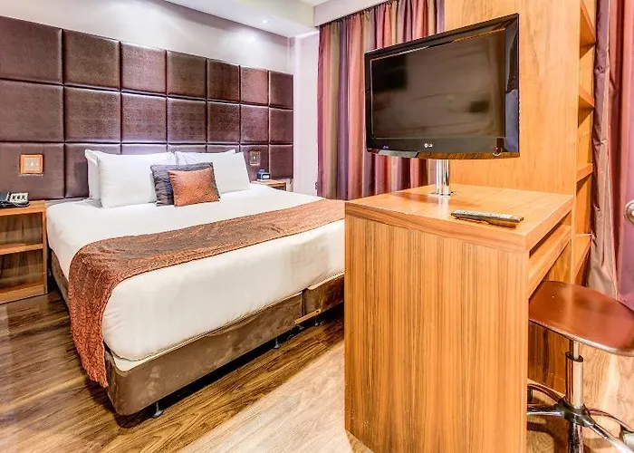 Roomzzz Aparthotel 4*