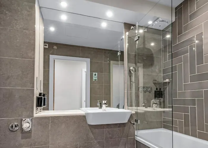 Roomzzz Aparthotel 4*