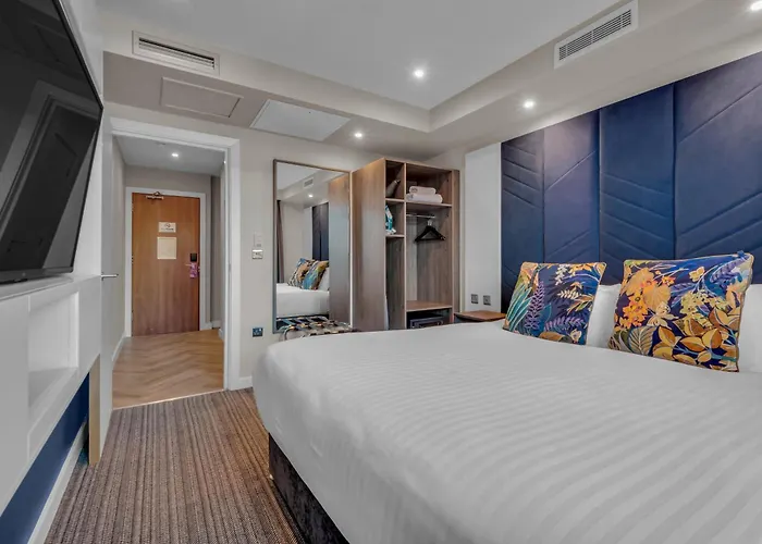 Roomzzz Aparthotel 4*