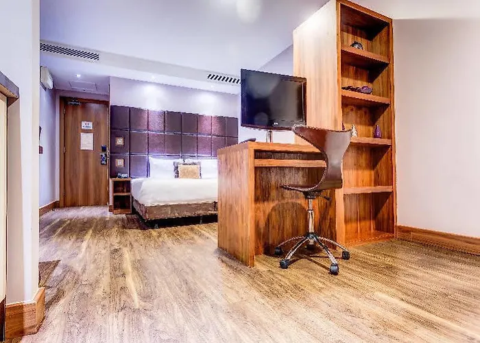 Roomzzz 4* Leeds (West Yorkshire)