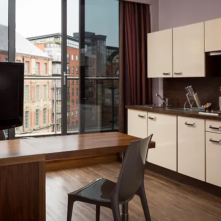 Roomzzz Aparthotel 4*