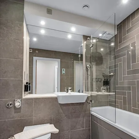 Roomzzz Aparthotel 4*