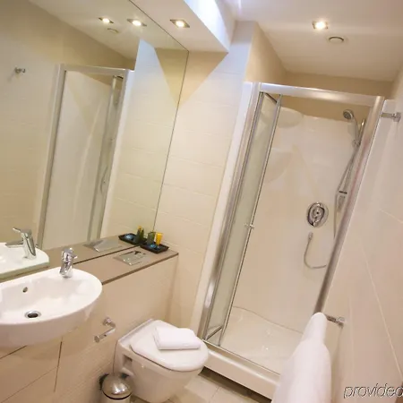 Roomzzz 4* Leeds (West Yorkshire)